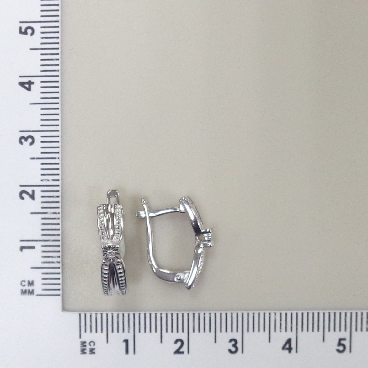 Серебряные серьги с бриллиантами